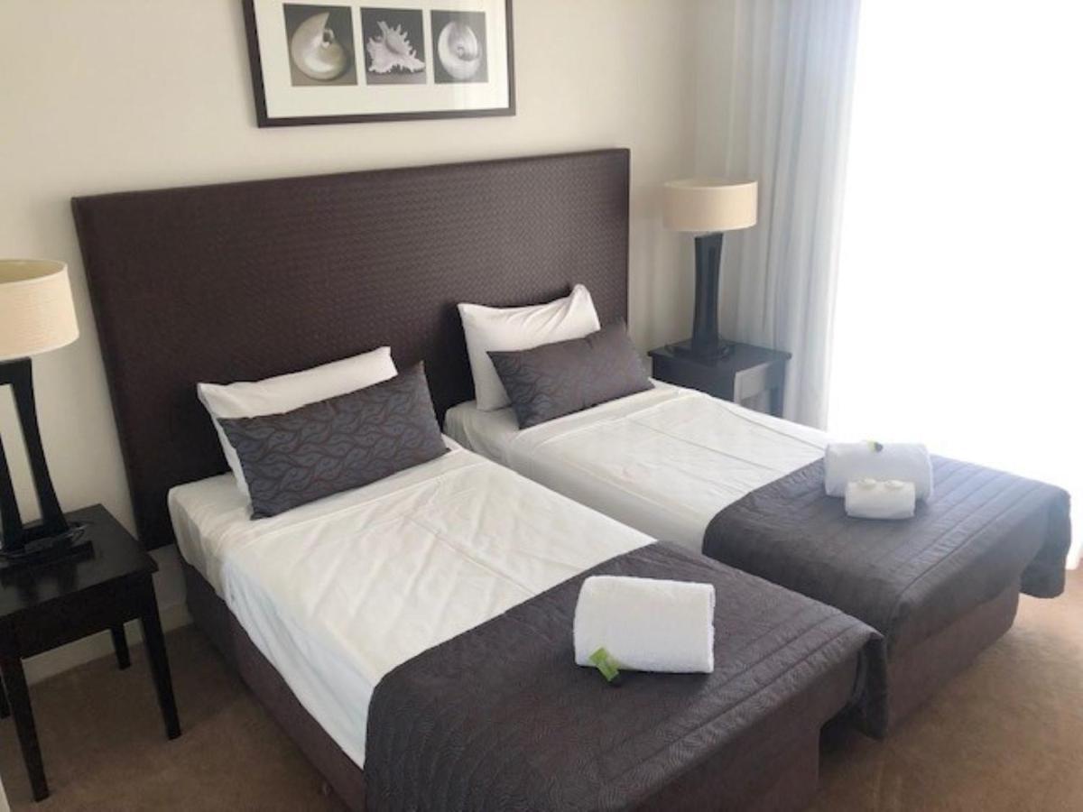 Grand Mercure Allegra Hervey Bay Exterior foto A bedroom at the hotel