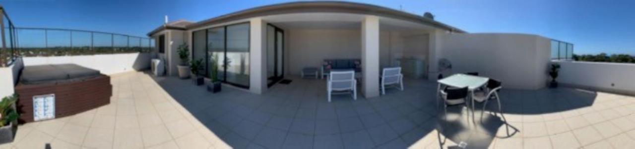 Grand Mercure Allegra Hervey Bay Exterior foto A balcony