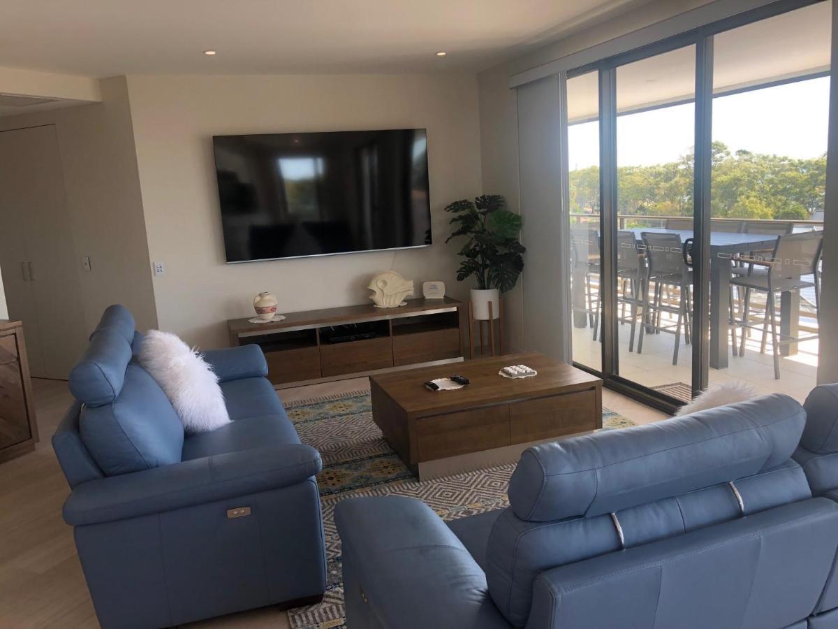 Grand Mercure Allegra Hervey Bay Exterior foto Living room at the Ritz-Carlton, South Beach