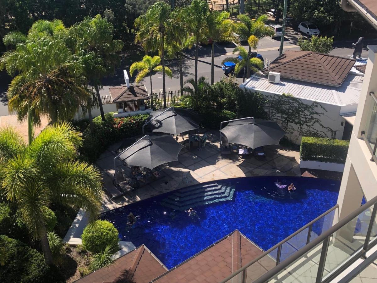Grand Mercure Allegra Hervey Bay Exterior foto The pool at the hotel