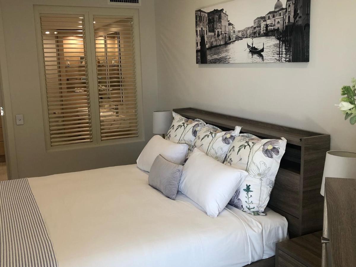 Grand Mercure Allegra Hervey Bay Exterior foto A bedroom with plantation shutters