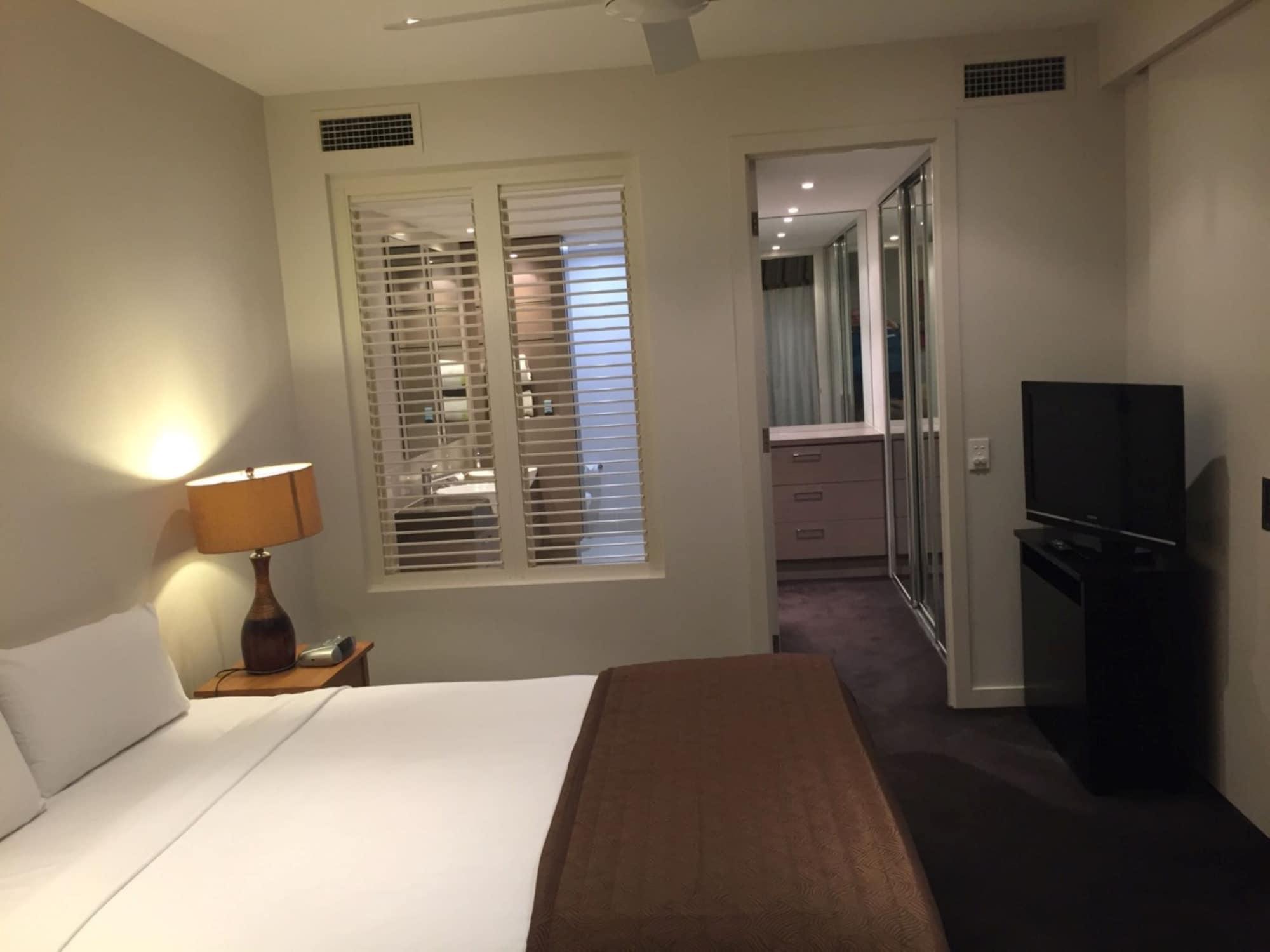 Grand Mercure Allegra Hervey Bay Exterior foto A bedroom at the hotel