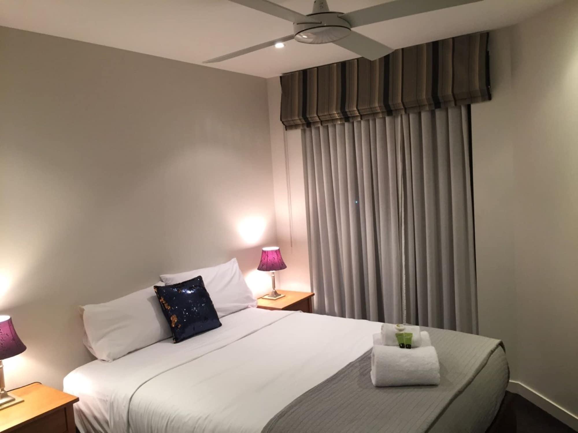 Grand Mercure Allegra Hervey Bay Exterior foto A bedroom at the hotel