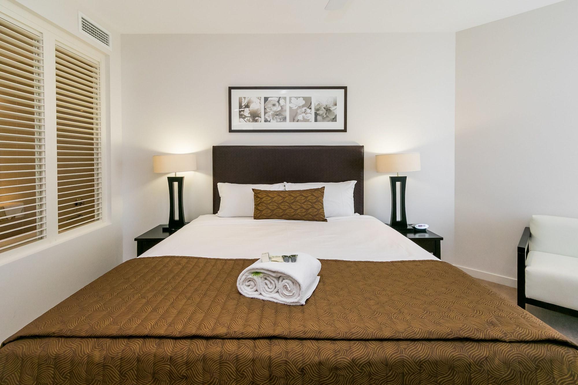 Grand Mercure Allegra Hervey Bay Exterior foto A bedroom at the hotel