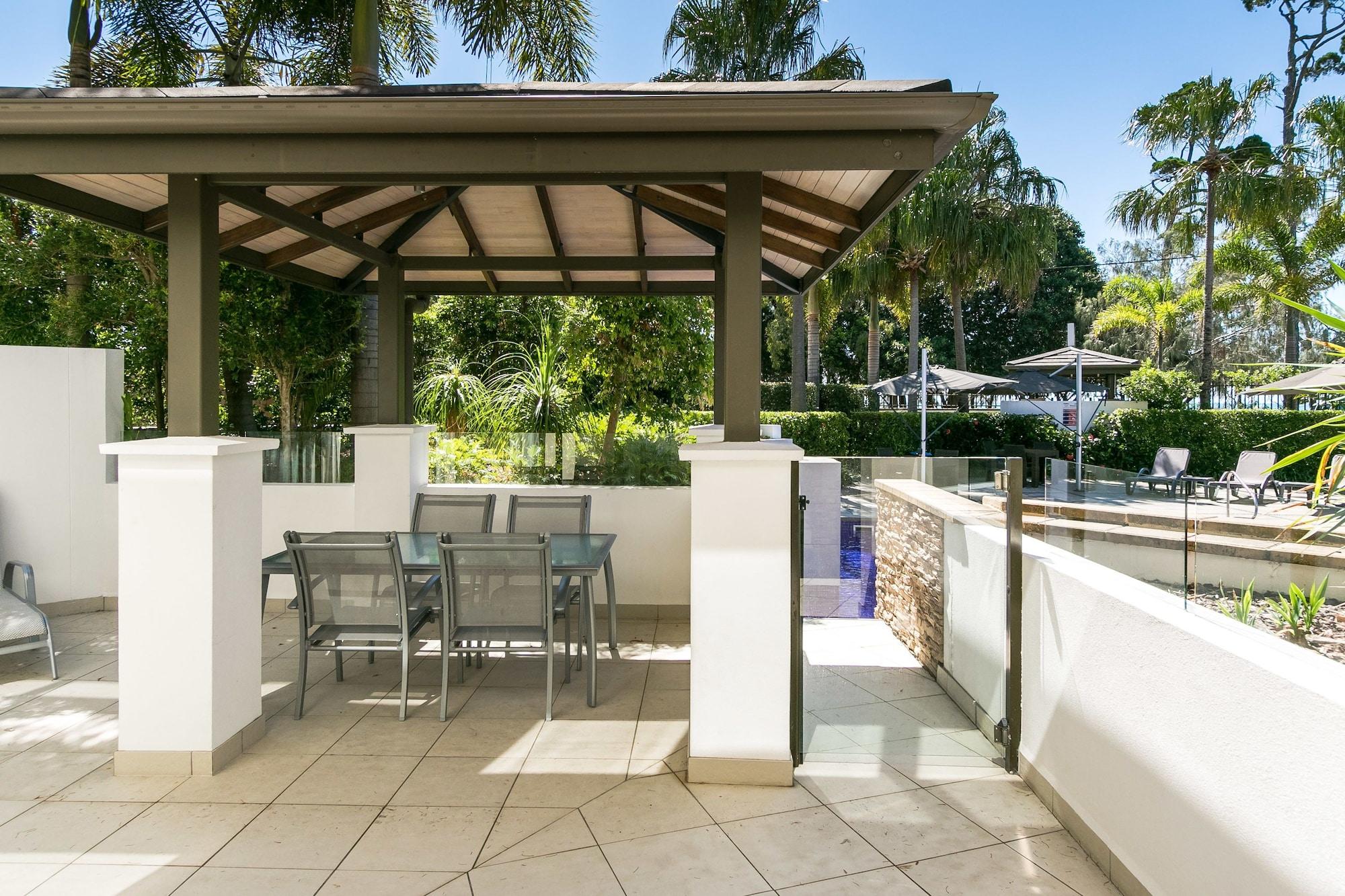 Grand Mercure Allegra Hervey Bay Exterior foto The pool at the hotel