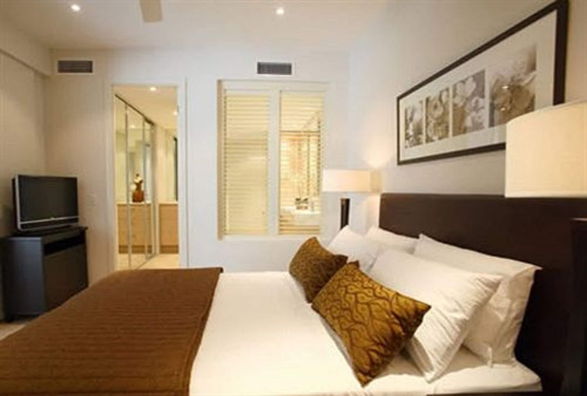 Grand Mercure Allegra Hervey Bay Exterior foto A bedroom at the hotel