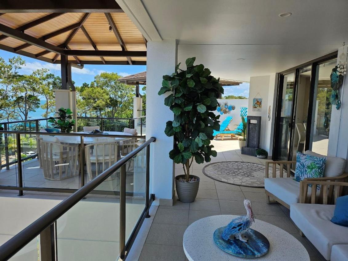 Grand Mercure Allegra Hervey Bay Exterior foto A balcony at the Ritz-Carlton, Laguna Beach