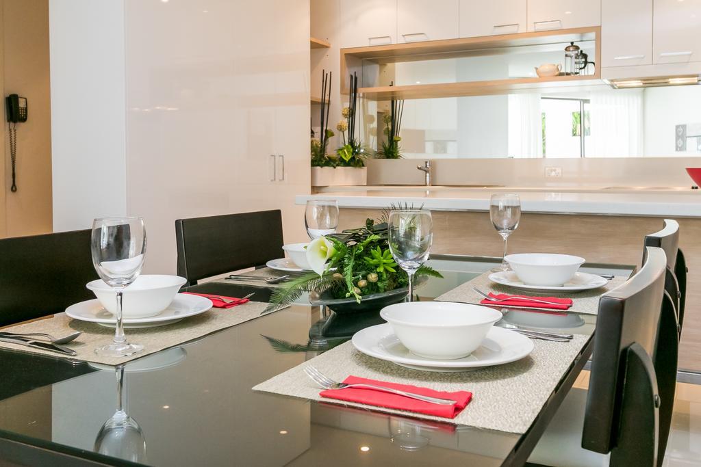 Grand Mercure Allegra Hervey Bay Exterior foto A dining room table set for dinner