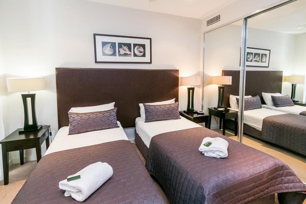 Grand Mercure Allegra Hervey Bay Exterior foto A bedroom at the hotel