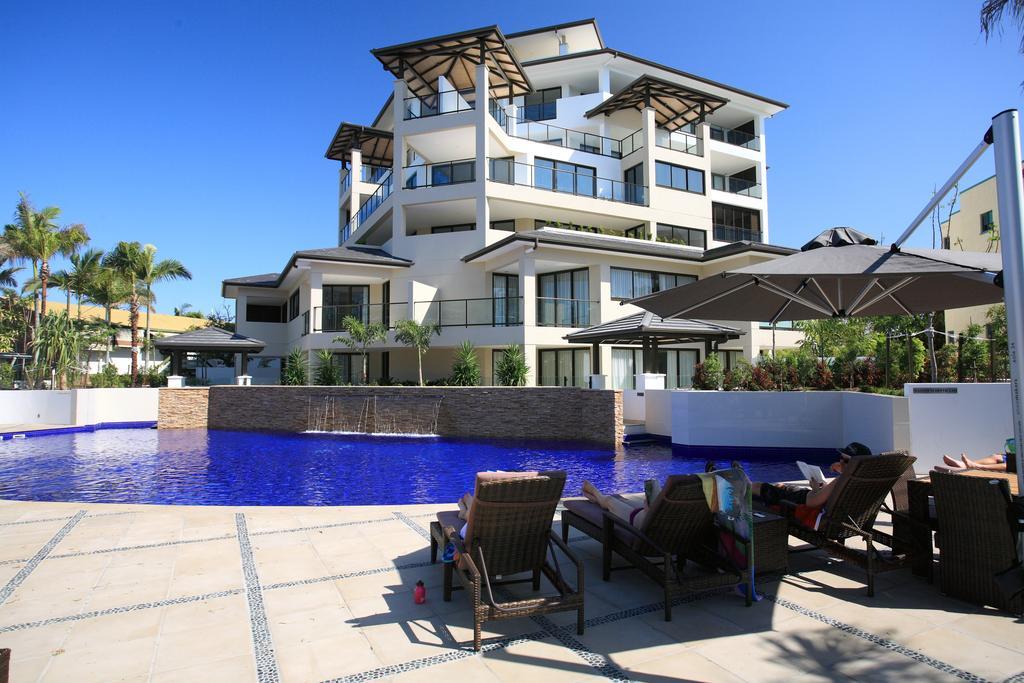 Grand Mercure Allegra Hervey Bay Exterior foto The pool at the Mantra on Saltwater Island