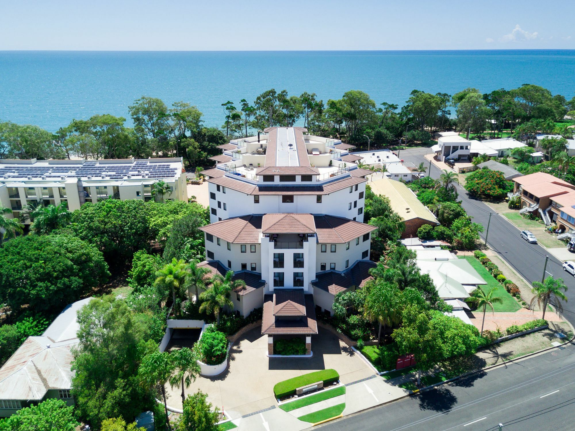 Grand Mercure Allegra Hervey Bay Exterior foto Aerial view of the complex