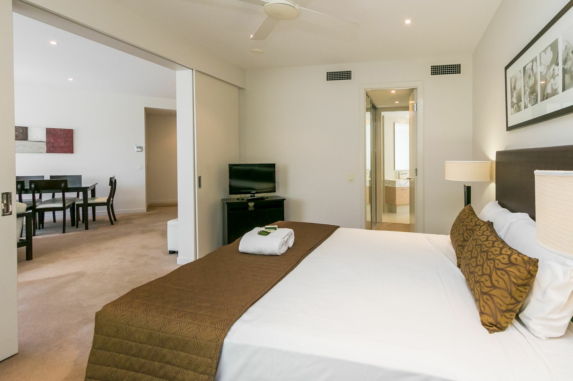 Grand Mercure Allegra Hervey Bay Exterior foto A bedroom at the Mantra on Lake Orr