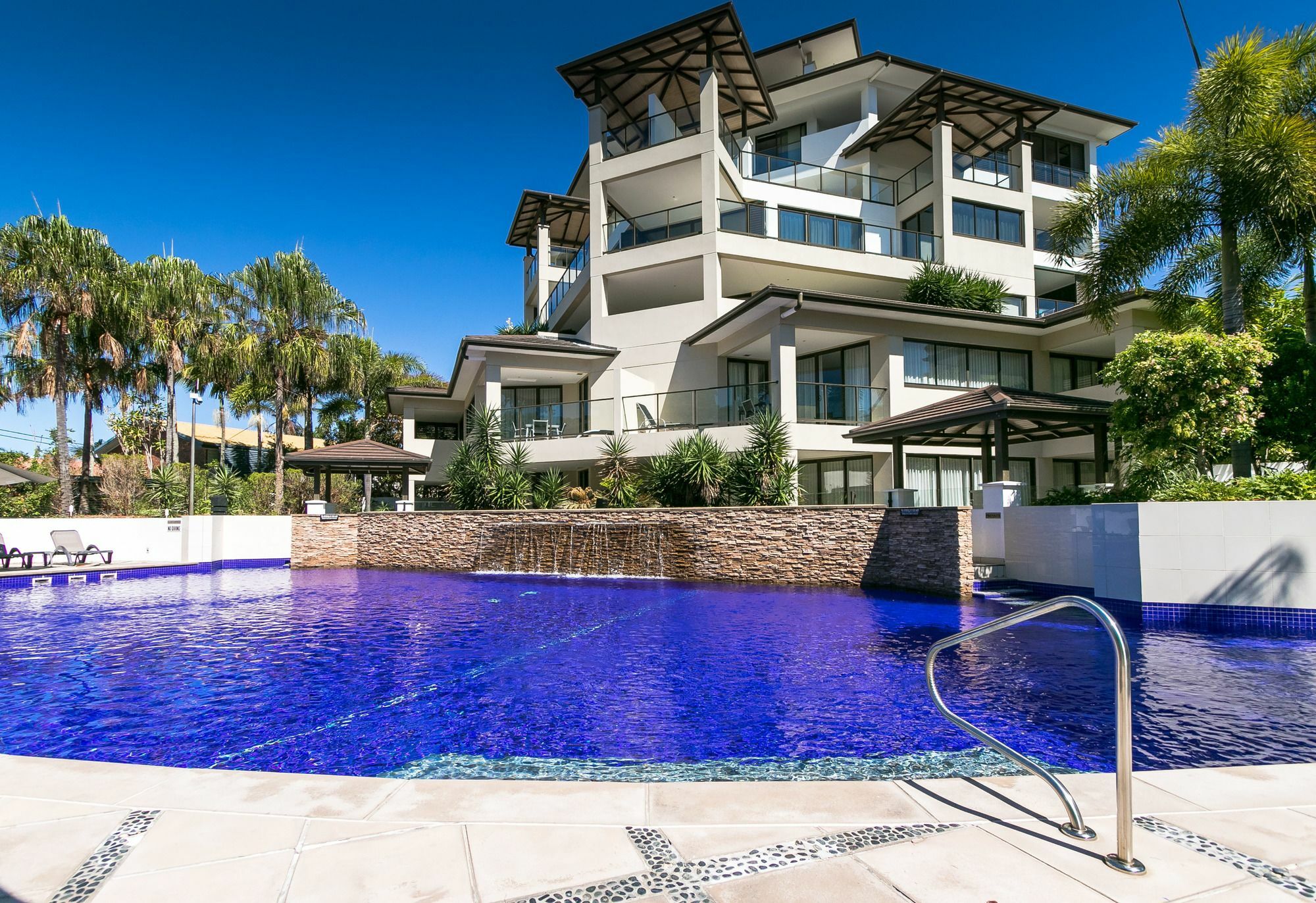 Grand Mercure Allegra Hervey Bay Exterior foto The pool at Peppers Mantra on Saltwater Island